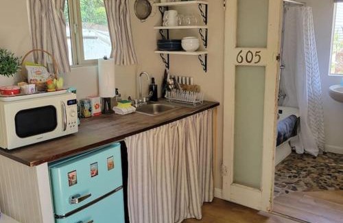 Peter Howell House | Cute Peaceful Tiny House Getaway w Backyard - Low Summer Rates!