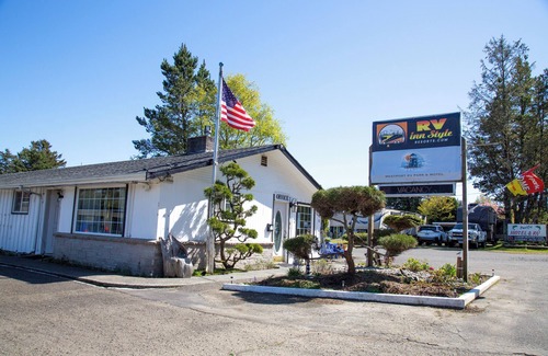 Westport Hotel | Cute, pet friendly motel. 1 mile to the beach and lighthouse.