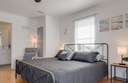 Navarre Apartment | Cute & Private Studio Apartment w Deck in Navarre