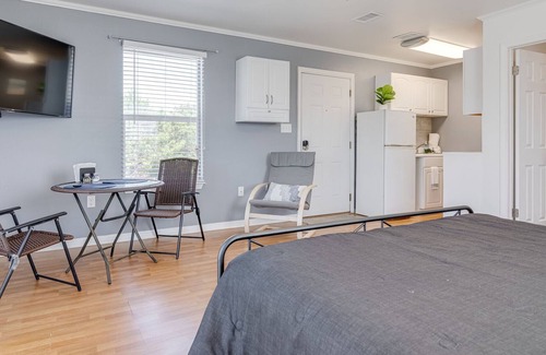 Navarre Apartment | Cute & Private Studio Apartment w Deck in Navarre