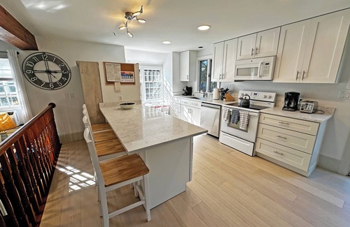 West of Town House | Cute, Quiet, Comfortable, Centrally Located, Outdoor Shower, Large Yard, BBQ