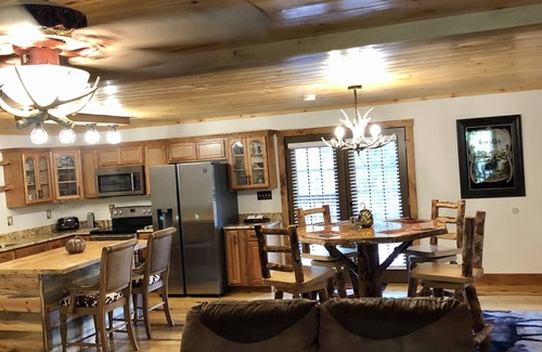 Graysville Cabin | Cute & Roomy 4/2 with Hot Tub, FP, Internet & More