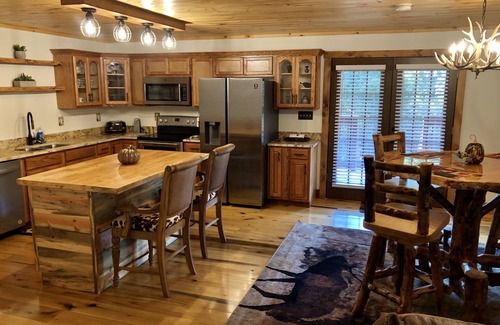 Graysville Cabin | Cute & Roomy 4/2 with Hot Tub, FP, Internet & More