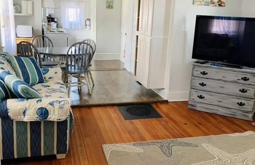 Somers Point Cottage | Cute, small cottage minutes from restaurants/bay