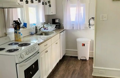 Somers Point Cottage | Cute, small cottage minutes from restaurants/bay