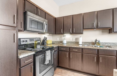 MLK Apartment | Cute SoCo 1BR King Suite w/GymPickleballLaundry