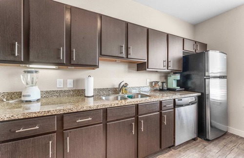 MLK Apartment | Cute SoCo 1BR King Suite w/GymPickleballLaundry