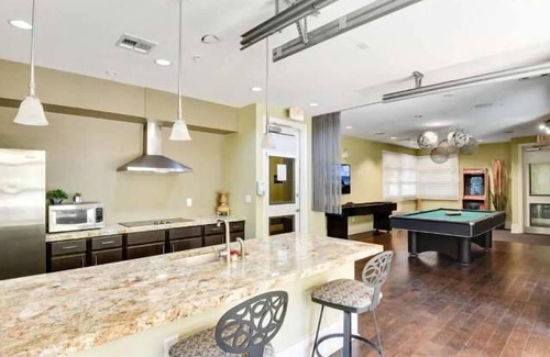 MLK Apartment | Cute SoCo 1BR King Suite w/GymPickleballLaundry