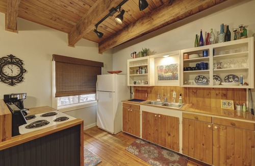 Ingram House | Cute space with beautiful riverfront! Sleeps 4!
