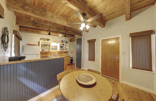 Ingram House | Cute space with beautiful riverfront! Sleeps 4!