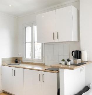 Neuilly-sur-Seine Apartment | Cute Studio near Arc de Triumph with Eiffeltower view