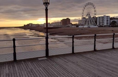 Worthing Apartment | Cute Studio with kitchen, patio and free parking