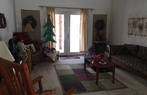 Melody Ranch House | Cute Townhouse 20 minutes from JHMR