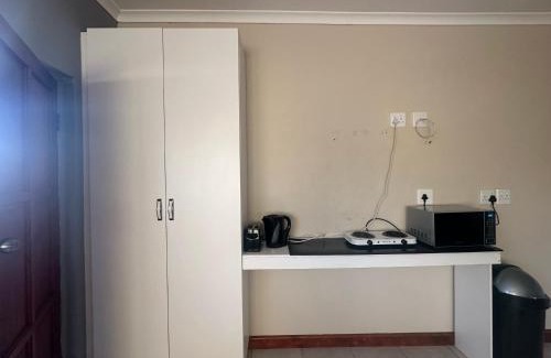 Parow North Apartment | Cute Tranquil Pool Side Apartment