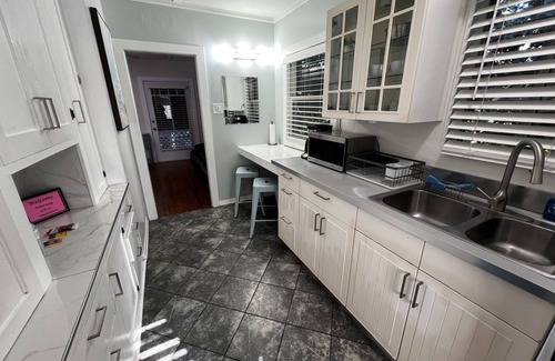 Bluff Heights Apartment | Cute Tropical Beach Studio Walk to Ocean and All!