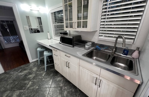 Bluff Heights Apartment | Cute Tropical Beach Studio Walk to Ocean and All!