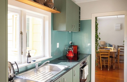 Oneroa Cottage | Cute wee bach within walking distance of beaches and village