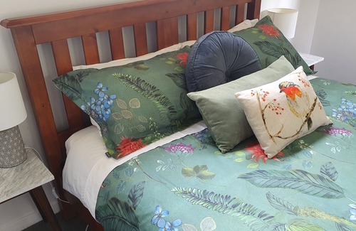 Te Anau Cottage | Cute 'Woodland Cottage' nestled amongst trees, 5 minutes from town