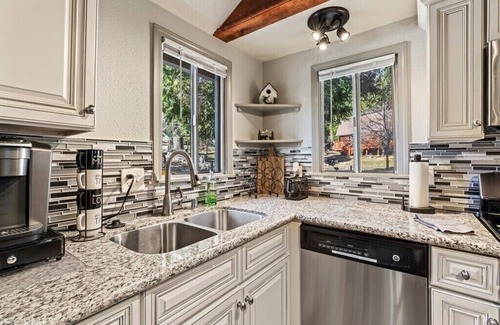 Twin Peaks Cabin | Cutest cottage! Check in 1pm-Check out 1pm! Pet Friendly! Free bottle of wine!