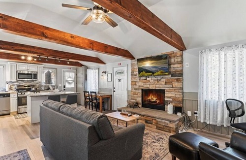 Twin Peaks Cabin | Cutest cottage! Check in 1pm-Check out 1pm! Pet Friendly! Free bottle of wine!