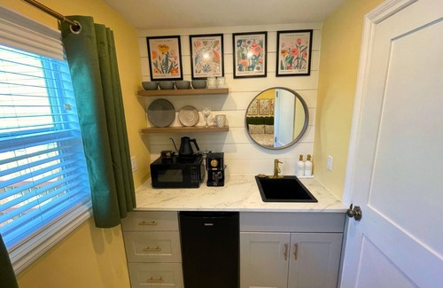 Lopez Island Cottage | 🌹Cutest Garden Cottage🌹Lopez Village-Walk to Beach, Dining, Brewery, Farm Mktn