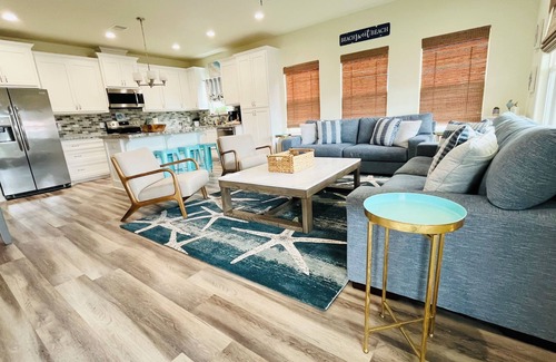Port Bolivar House | Cuuuute Beachside Bungalow! KING beds, HOT TUB, Starlink, Steps to Beach!