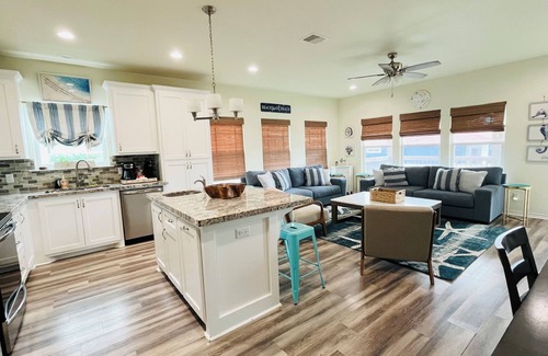 Port Bolivar House | Cuuuute Beachside Bungalow! KING beds, HOT TUB, Starlink, Steps to Beach!