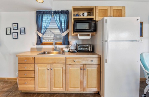 Ocracoke Villa | CV9B: Net House B - Waterfront studio with screened porch!