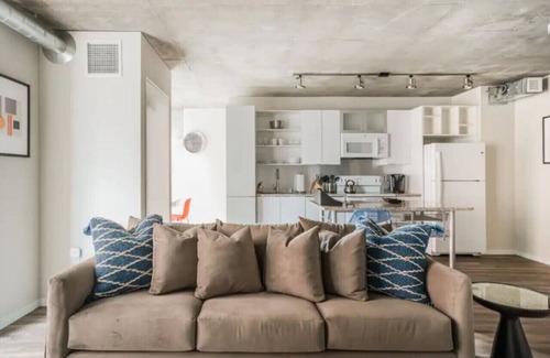 Downtown Minneapolis Apartment | CW/2BR/Sky Lounge/Rooftop Pool/Gym/D