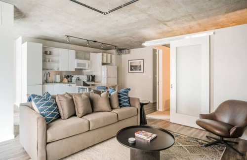 Downtown Minneapolis Apartment | CW/2BR/Sky Lounge/Rooftop Pool/Gym/D
