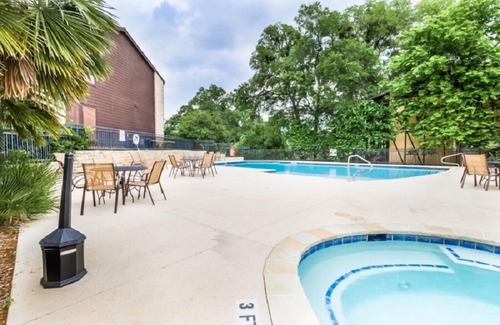 New Braunfels Condo | CW B111 - Comal RIVER VIEW Camp Warnecke Condo