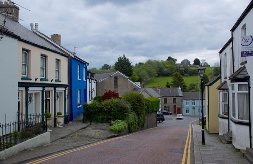Llantrisant House | Cwmwl Gwyn Cottage in the heart of the old town