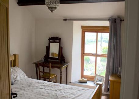 Llantrisant House | Cwmwl Gwyn Cottage in the heart of the old town