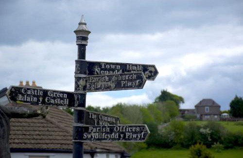 Llantrisant House | Cwmwl Gwyn Cottage in the heart of the old town