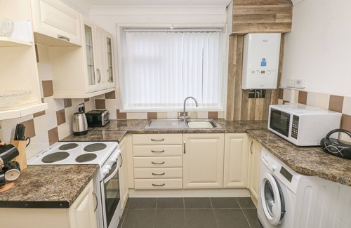 Burry Port Cottage | CWTCH AR Y MOR, pet friendly, with hot tub in Burry Port