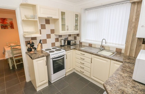 Burry Port Cottage | CWTCH AR Y MOR, pet friendly, with hot tub in Burry Port