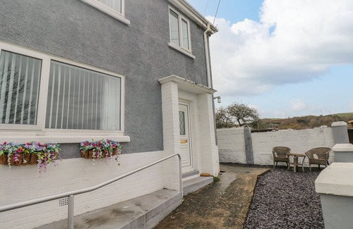 Burry Port Cottage | CWTCH AR Y MOR, pet friendly, with hot tub in Burry Port