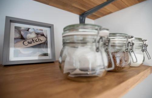 Penarth Apartment | Cwtch, cozy studio, private, separate entrance.