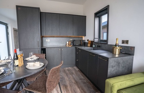 Llangefni Cottage | Cybi Lodge - sleeps 4 guests in 1 bedroom