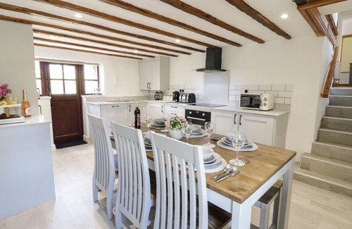 Bala Cottage | CYFFDY COTTAGE - ARENIG, pet friendly, with a garden in Parc