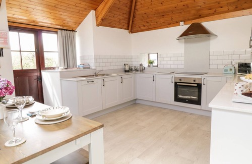 Bala Cottage | CYFFDY COTTAGE - TEGID, pet friendly, with open fire in Parc