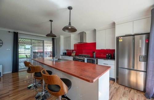 Dubbo House | Cyril Towers - Family Retreat, Pets Allowed