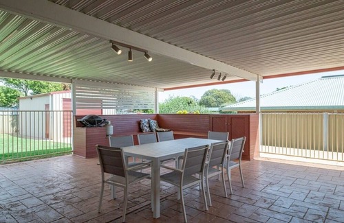 Dubbo House | Cyril Towers - Family Retreat, Pets Allowed