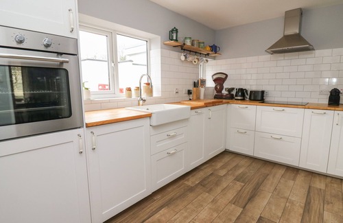 Tre Taliesin House | CYSGOD Y COED, pet friendly, character holiday cottage in Tre'r Ddol