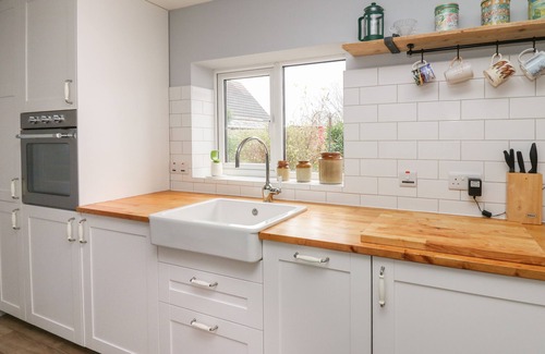 Tre Taliesin House | CYSGOD Y COED, pet friendly, character holiday cottage in Tre'r Ddol