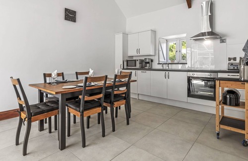 Llangain Cottage | Cysgod Y Ffordd - sleeps 4 guests in 2 bedrooms
