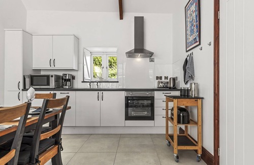 Llangain Cottage | Cysgod Y Ffordd - sleeps 4 guests in 2 bedrooms