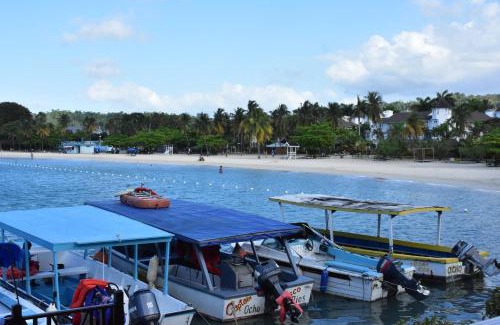 Ocho Rios Apartment | Czar's Sanctuary- Apt B4 at Sandcastle