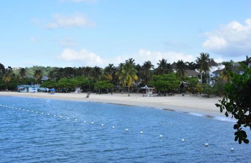 Ocho Rios Apartment | Czar's Sanctuary- Apt B4 at Sandcastle