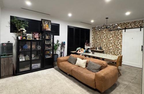 Belmont House | Décembre House - 24hrs Self Check-in shared home-style accommodation in Belmont Central
